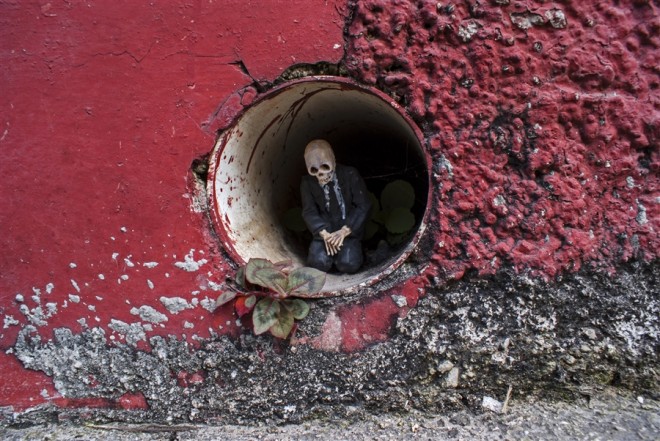 Isaac Cordal cement eclipses